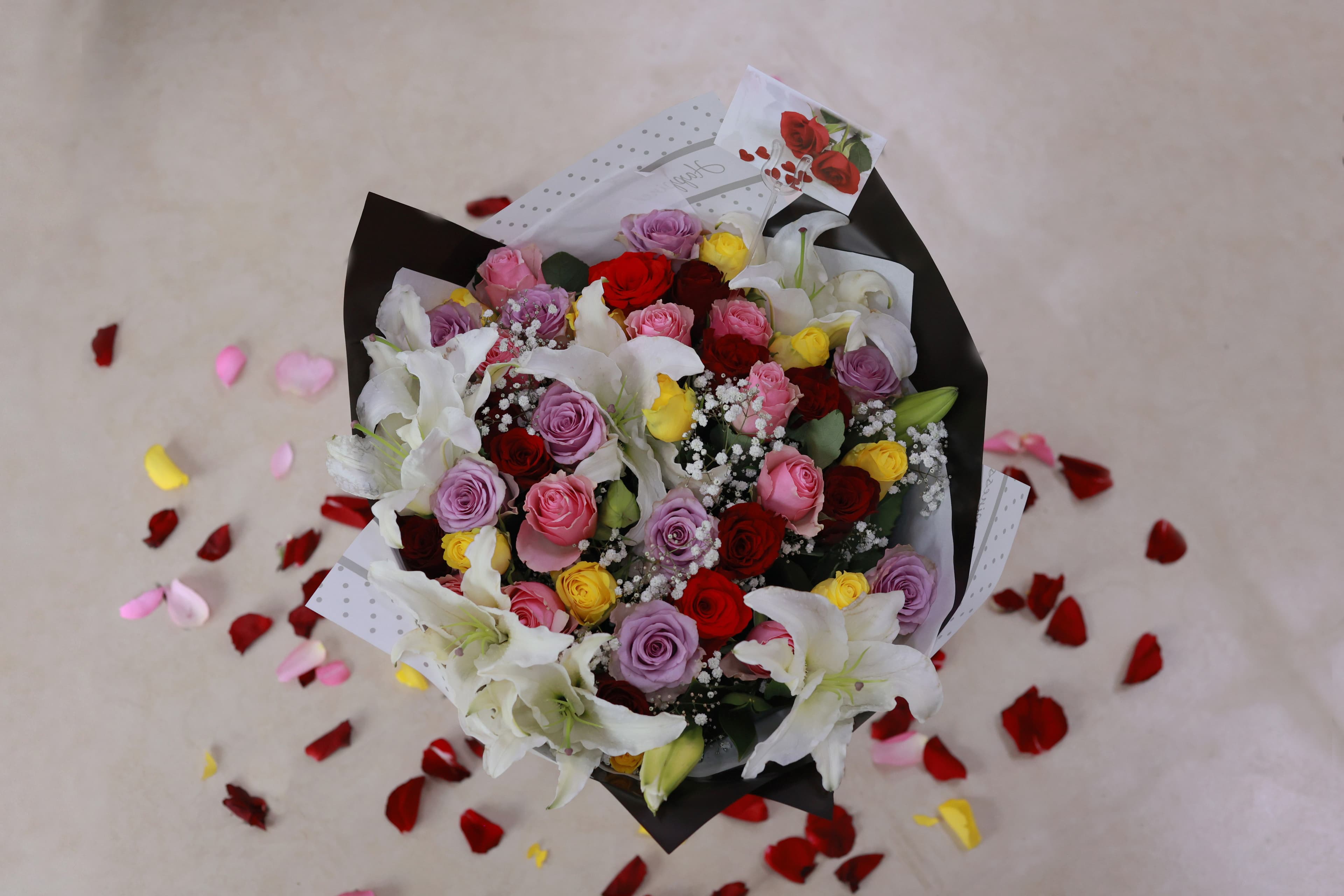 Romantic Mixed Roses and Lilies Bouquet — photo 2