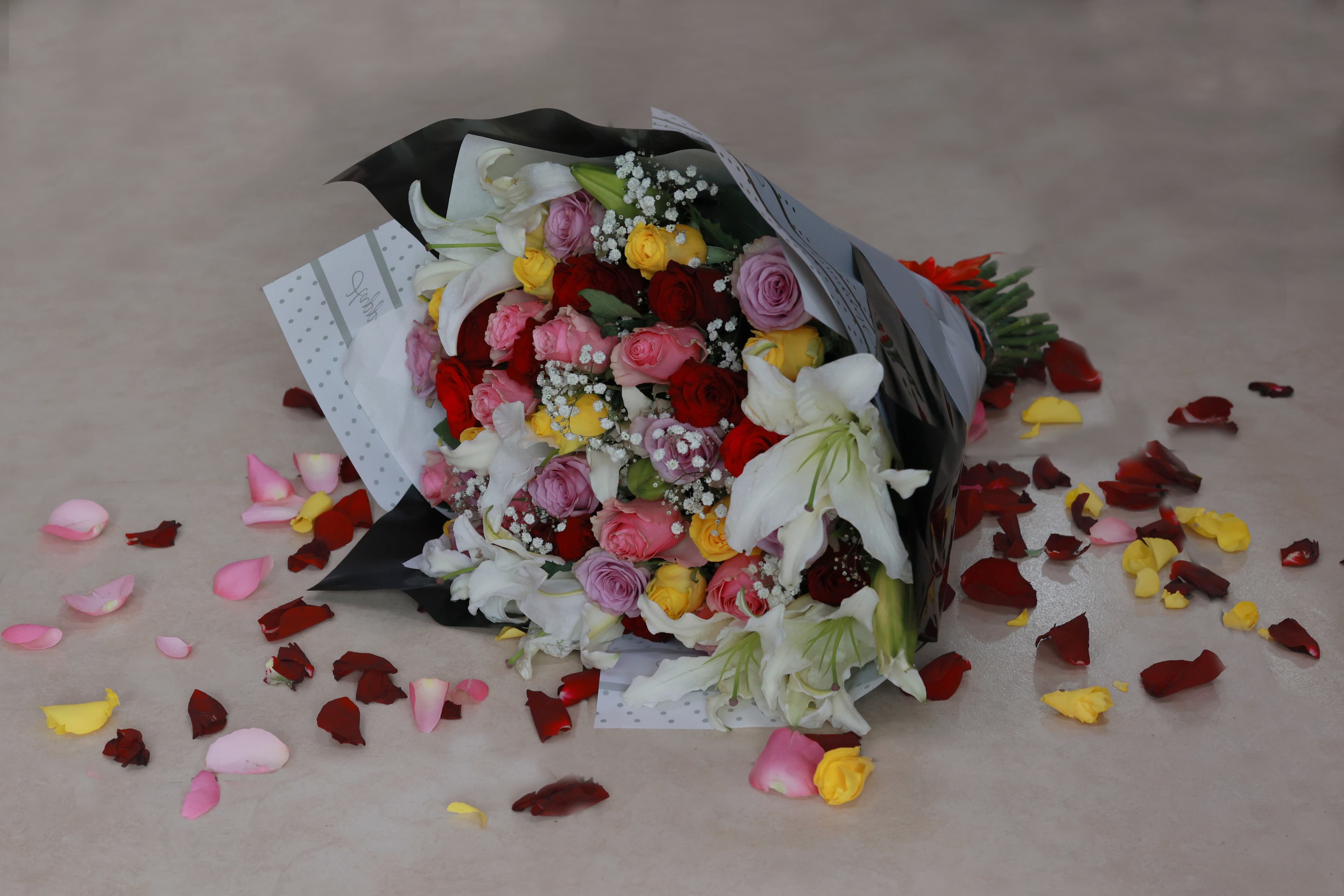 Romantic Mixed Roses and Lilies Bouquet — photo 1